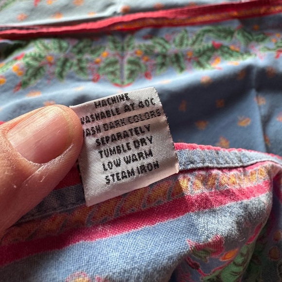 4 Williams Sonoma square dinner napkins. Blue with reds floral - Picture 4 of 6